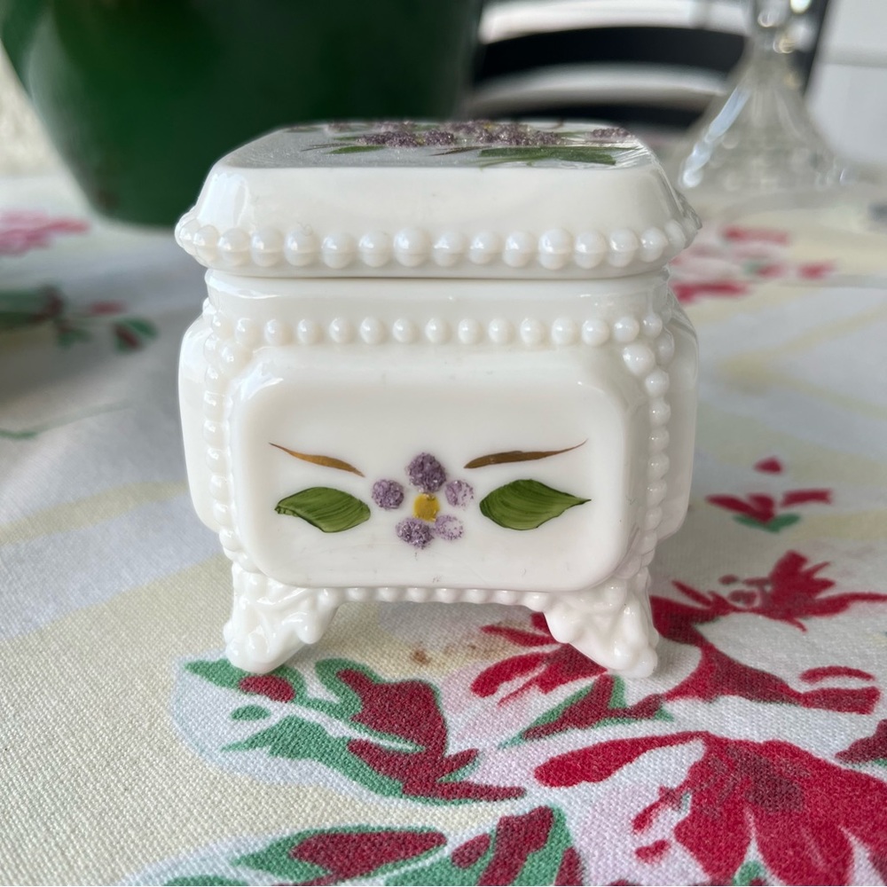 Vintage milk glass jewelry box. - Picture 9 of 9